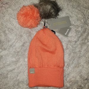 BENCH beanie w/ interchangeable pom-poms! Not worn